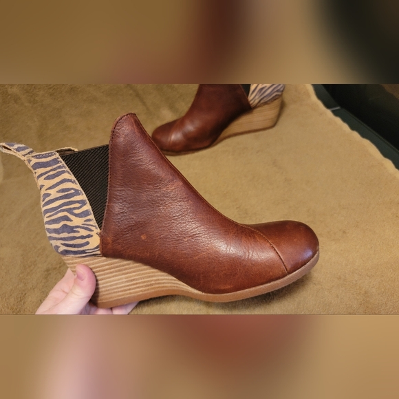 TOMS Kelsey Wedge Bootie SZ 7 Brown/Zebra Stripe Leather Round‎ Toe Pull On - Picture 9 of 11